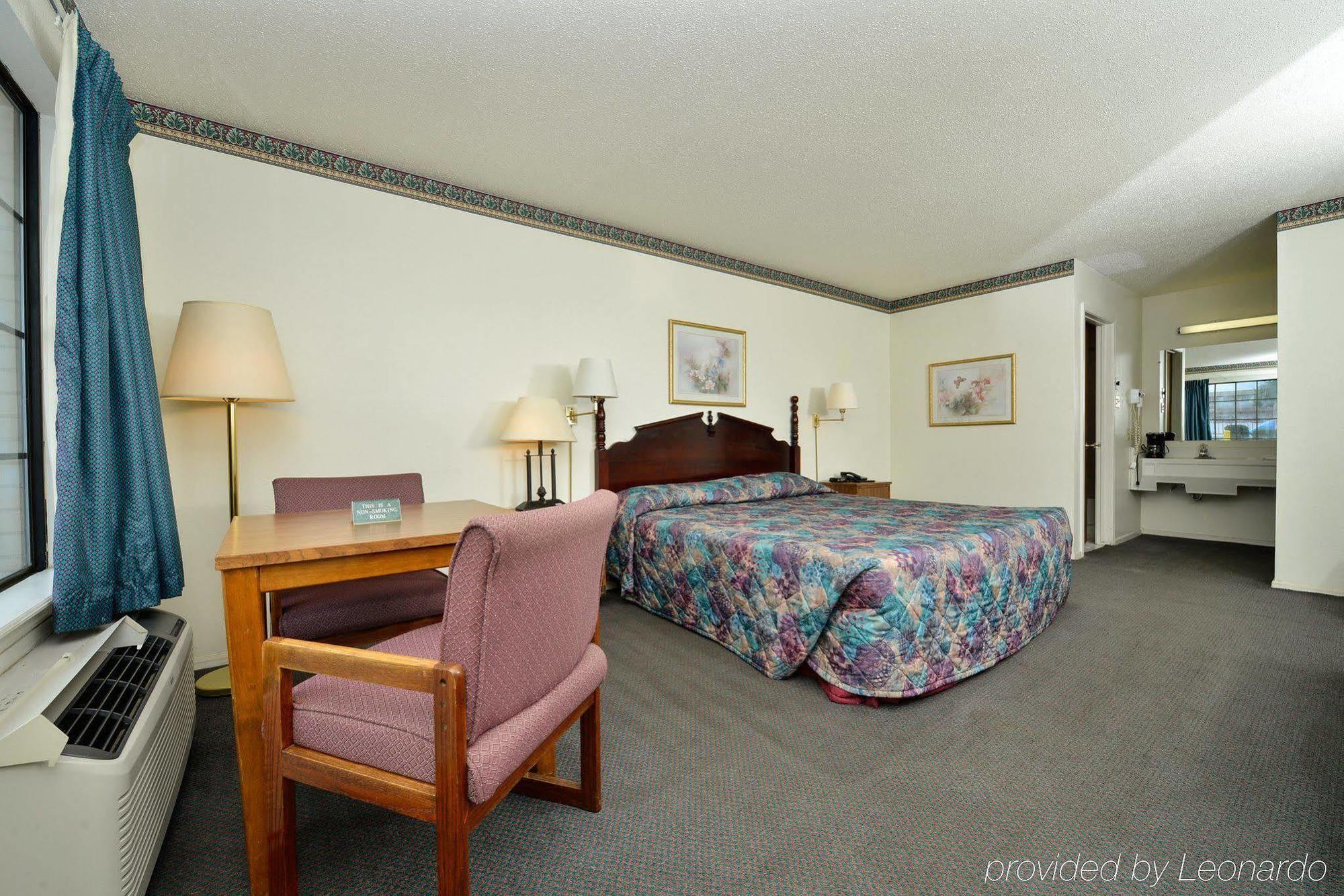 Americas Best Value Inn & Suites Russellville Exterior photo